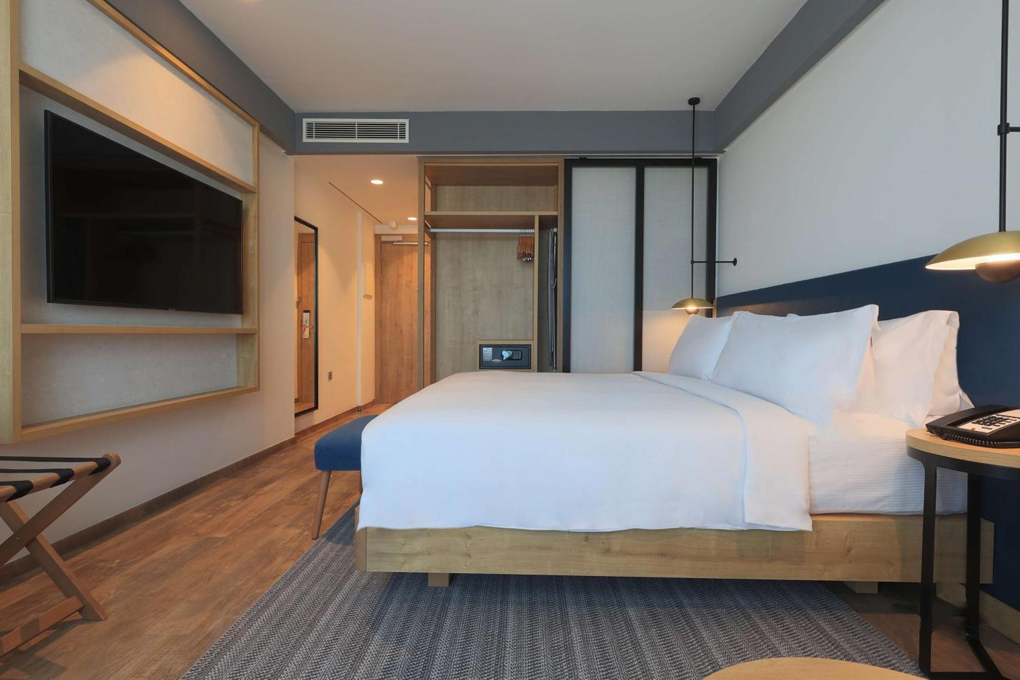 King Room,1552675099:JPEG