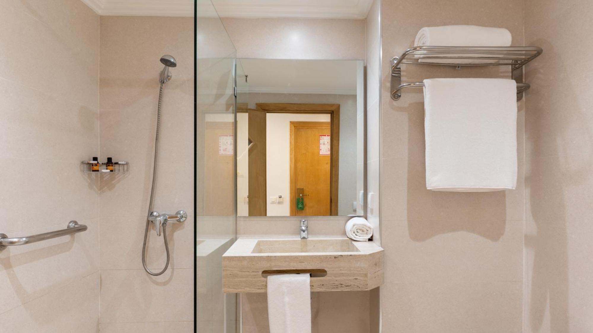 Twin Room,1731403651:JPEG